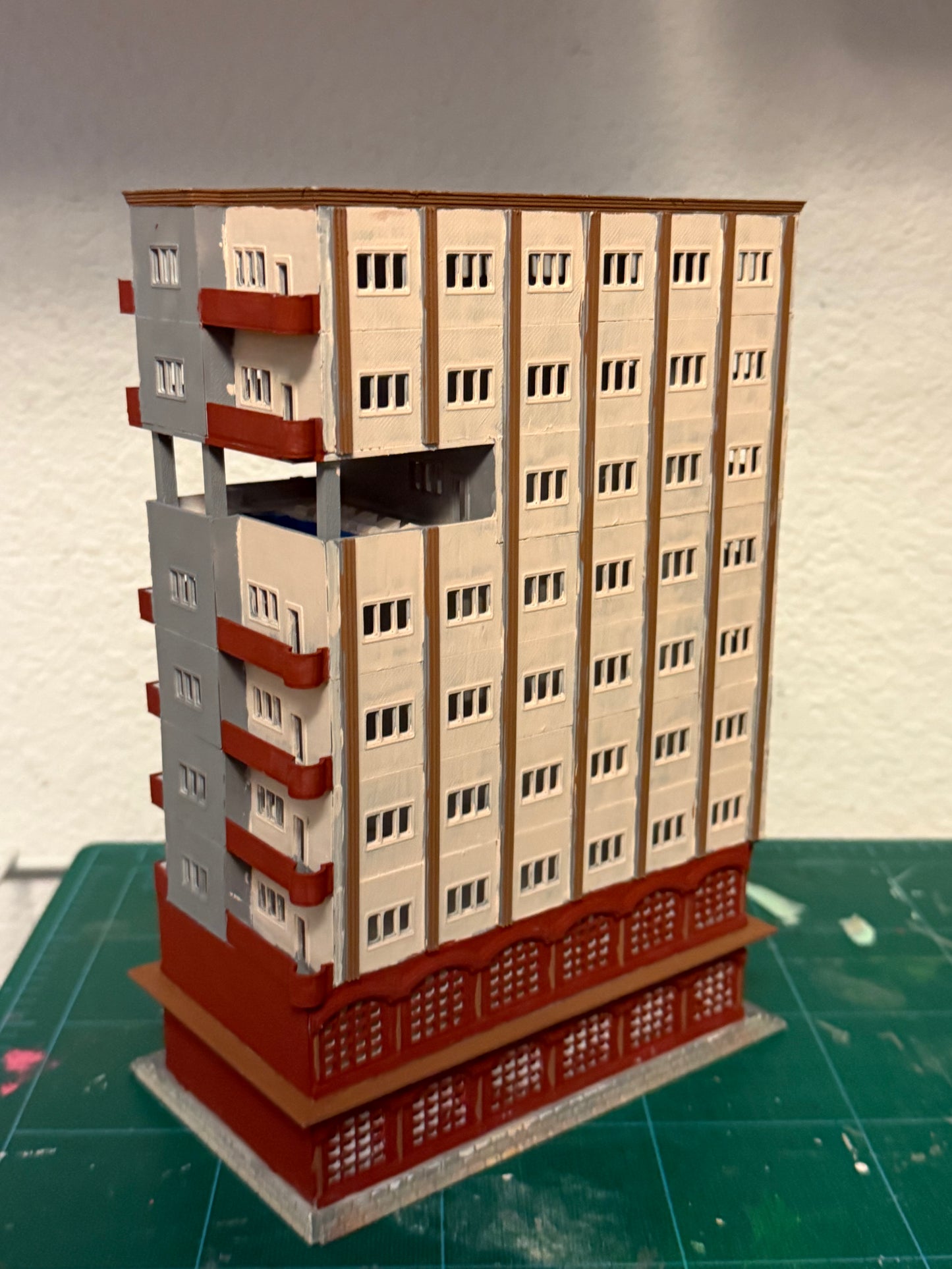 00064 - Stratos Suites Hotel - N Scale Model Kit