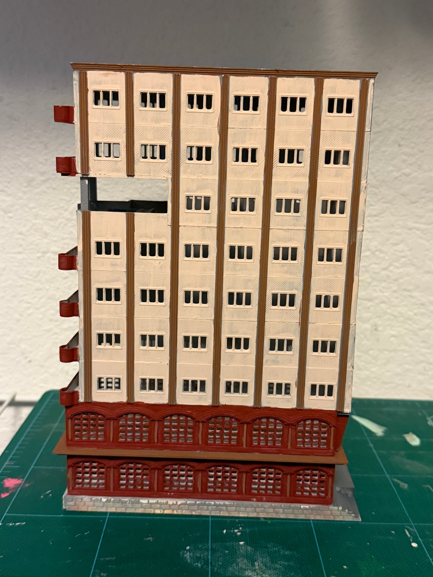 00064 - Stratos Suites Hotel - N Scale Model Kit